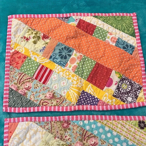 Homemade quilted placemats.  Set of 4, reversible. 2 beautiful designs - Picture 3 of 11